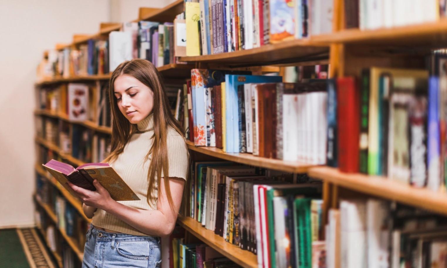 Empresaria revisando documentos financieros en su oficina con expresión concentrada