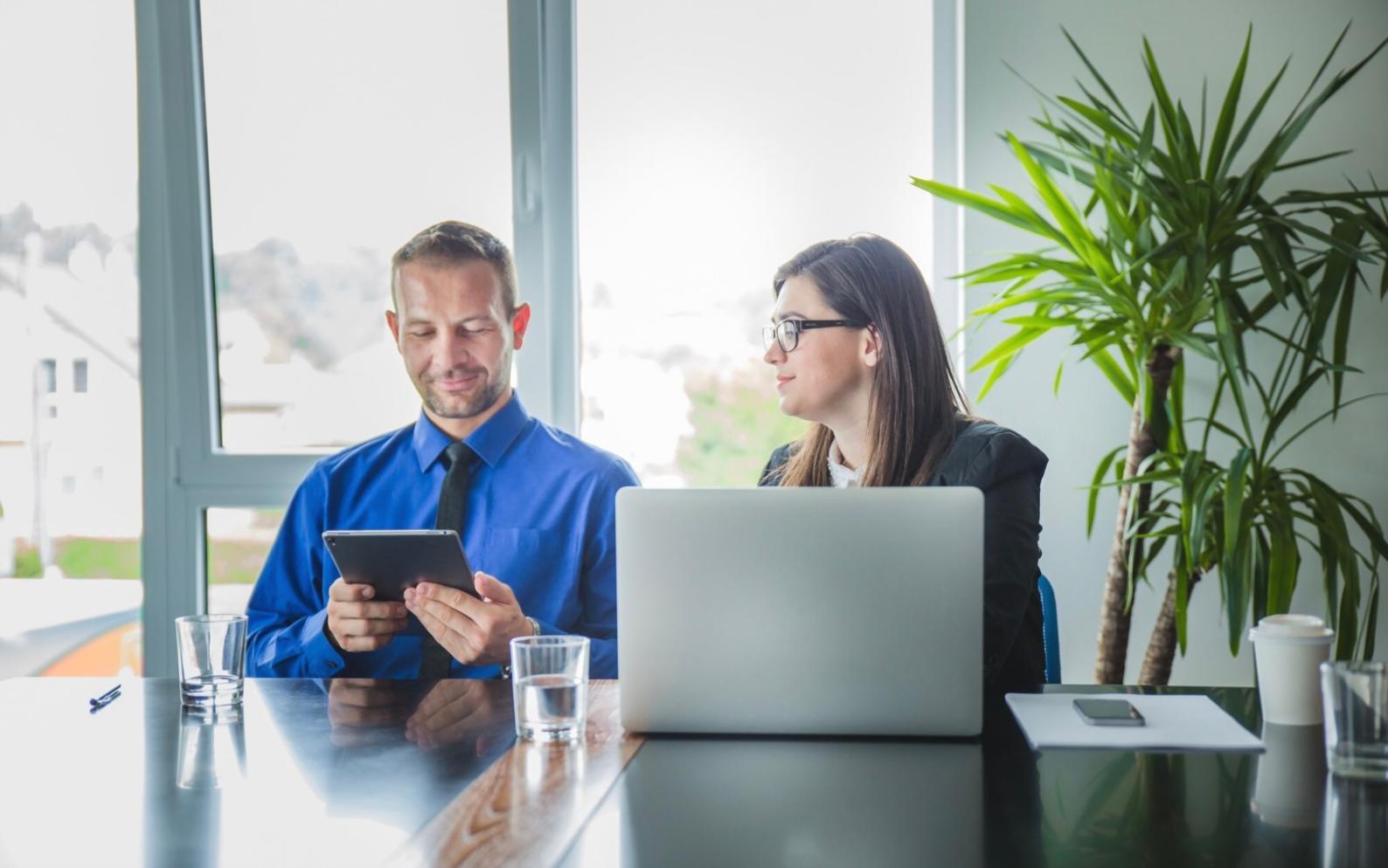 Empresario trabajando con calculadora y documentos contables en su escritorio